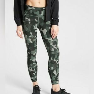 ATHLETA LIGHTING 7/8 THIGH LEGGING SUPERSONIC GREEN CAMO SIZE SMALL